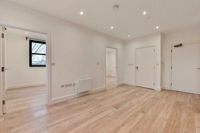 2 Bedroom Flat To Rent In Desborough Street, High Wycombe, Buckinghamshire, HP11