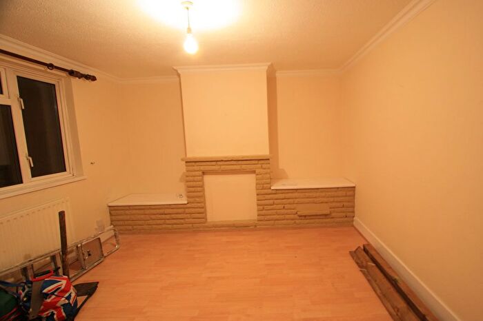 3 Bedroom Flat To Rent In Stratham High Road, London, SW16