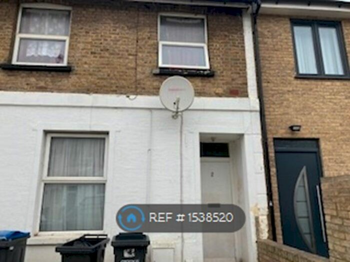 2 Bedroom Flat To Rent In Road, London, SE25