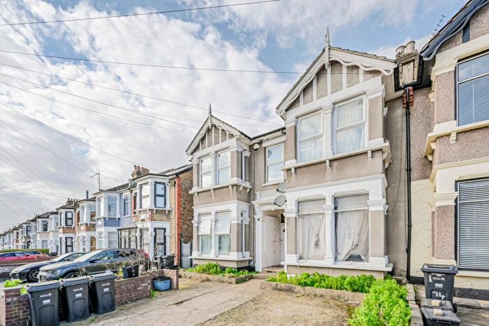 1 Bedroom Flat For Sale In Mayfair Avenue, Cranbrook, Ilford, IG1