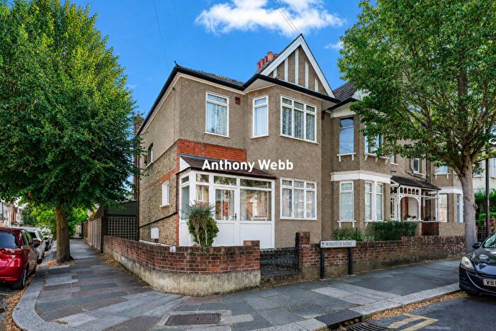 3 Bedroom End Of Terrace House For Sale In Windsor Road, Palmers Green, N13