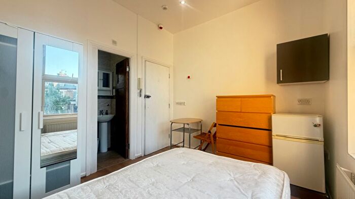 Studio To Rent In The Avenue, London, W13