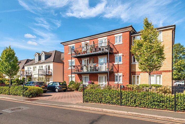 1 Bedroom Flat For Sale In Manygate Lane, Shepperton, TW17