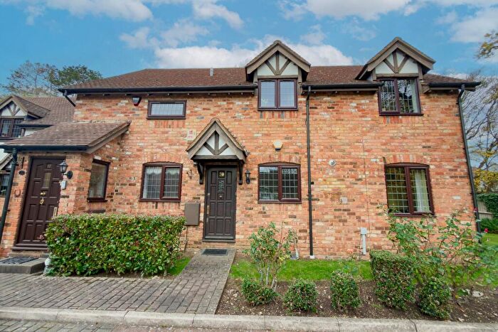 2 Bedroom Maisonette For Sale In Priory Field Drive, Edgware, HA8