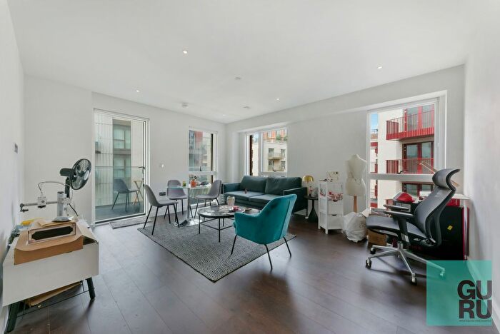 2 Bedroom Flat To Rent In Lexington Gardens, London, SW11