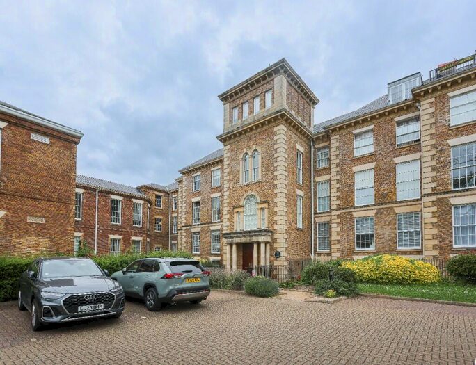 2 Bedroom Flat To Rent In Royal Drive, London, N11