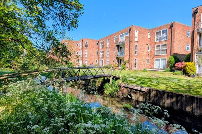 2 Bedroom Flat To Rent In River Park, Boxmoor, HP1