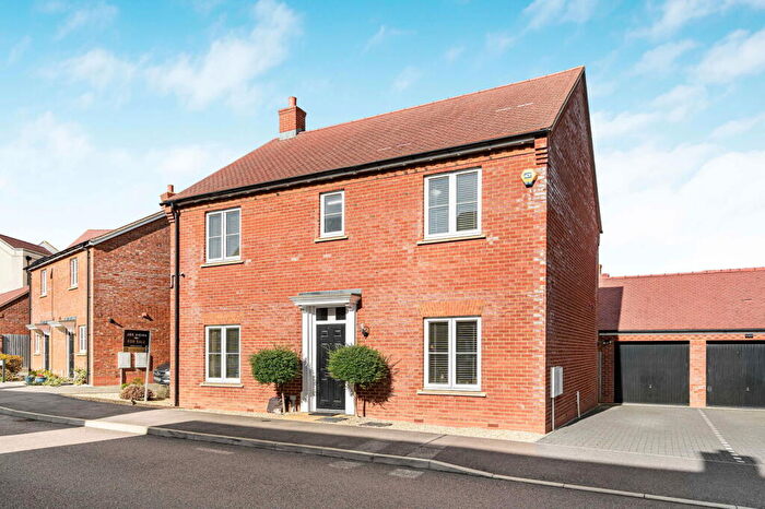 4 Bedroom Detached House For Sale In Bourton Road, Banbury, OX16