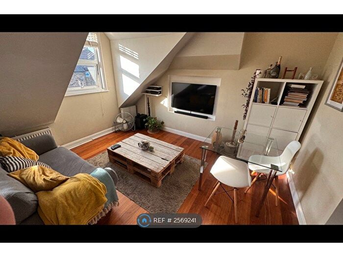 2 Bedroom Flat To Rent In Weston Park, London, N8