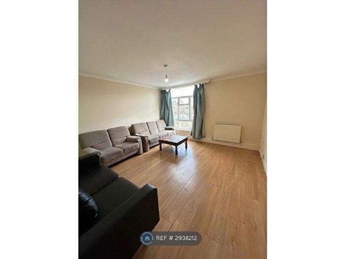 2 Bedroom Flat To Rent In Churchill Place, Harrow, HA1