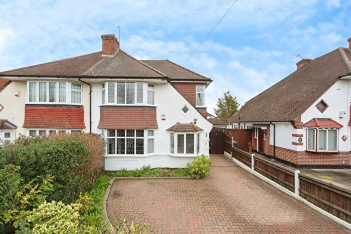4 Bedroom Semi Detached House For Sale In Fairford Gardens, Worcester Park, Surrey, KT4