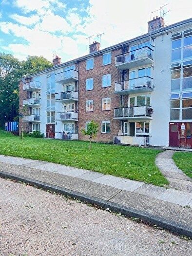 2 Bedroom Flat To Rent In Victoria Grove, London, N12