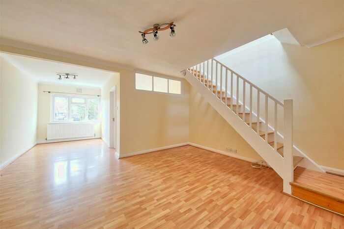 2 Bedroom Flat To Rent In Garratt Lane, London, SW17