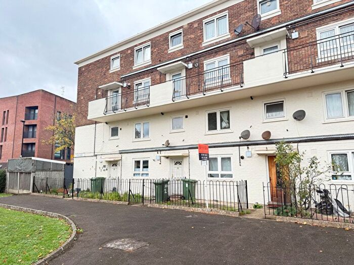 3 Bedroom Maisonette For Sale In Fox Close, London, E16
