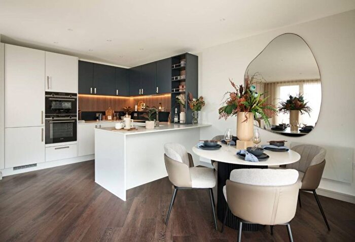 3 Bedroom Flat For Sale In Eden Grove, Staines, Surrey, TW18