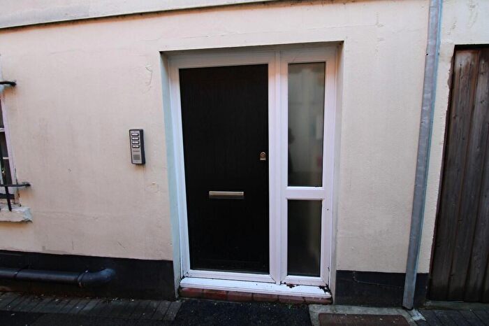 2 Bedroom Flat To Rent In A High Street, Andover, Hampshire, SP10