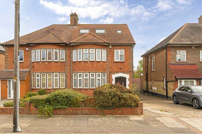 5 Bedroom House To Rent In Cissbury Ring South, North Finchley, N12