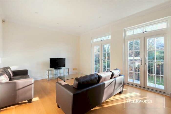 4 Bedroom Town House To Rent In Charnwood Place, Whetstone, London, N20