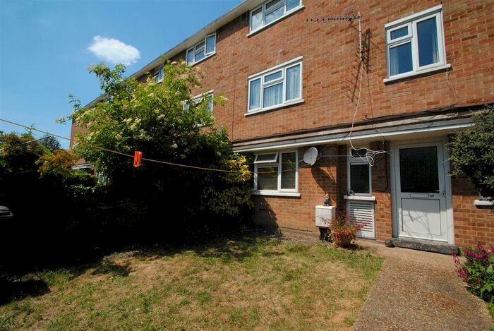 Terraced House To Rent In The Rodings, Snakes Lanes, Woodford Green, IG8