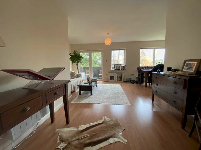 2 Bedroom Flat To Rent In Avebury Avenue, Tonbridge, TN9