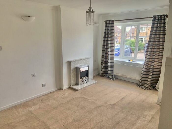 1 Bedroom Flat To Rent In Lea Mill Park Close, Yeadon, LS19