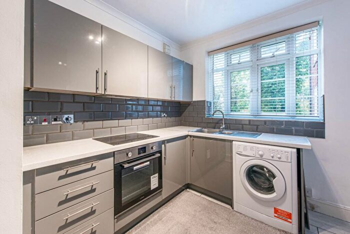 3 Bedroom Flat To Rent In Brook Lodge, Golders Green, London, NW11