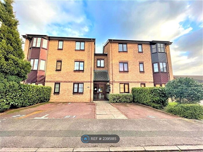 2 Bedroom Flat To Rent In Poets Chase, Aylesbury, HP21