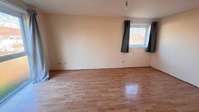 2 Bedroom Flat To Rent In Dellow Close, Ilford, IG2