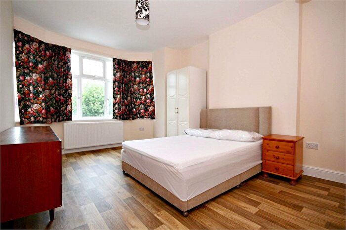3 Bedroom Flat To Rent In Melrose Avenue, London, NW2