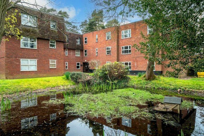 1 Bedroom Flat To Rent In Windsor Close, Bovingdon, Hemel Hempstead, HP3