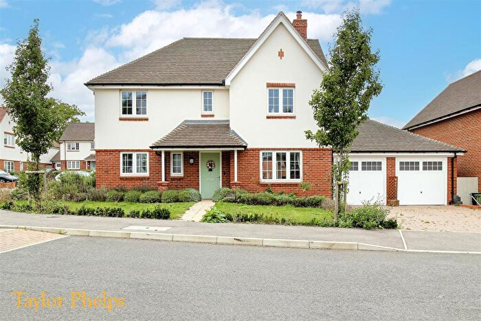4 Bedroom Detached House For Sale In Old Oak Avenue, Goffs Oak, EN7
