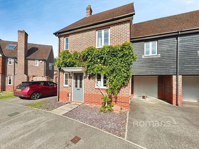 3 Bedroom Semi-Detached House For Sale In Tithing Road, Fleet, Hampshire, GU51