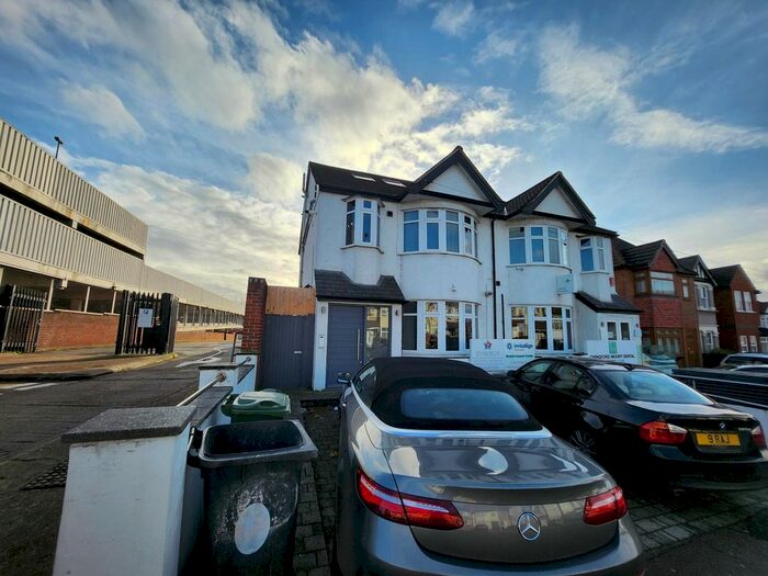 1 Bedroom Flat To Rent In Hall Lane, Chingford, London, E4