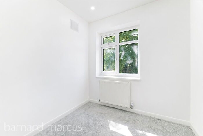 3 Bedroom Detached House For Sale In Oakwood Close, Redhill, RH1