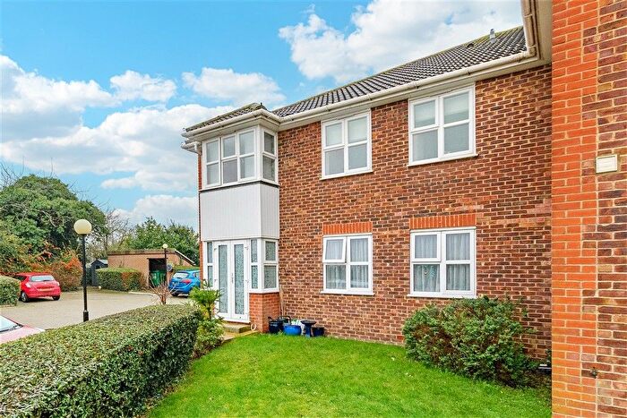 2 Bedroom Flat For Sale In Chalk Road, Gravesend, Kent, DA12