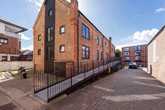 2 Bedroom Flat For Sale In Lyons Crescent, Tonbridge, TN9