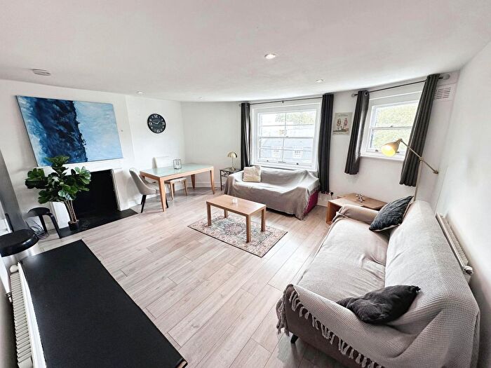 2 Bedroom Flat To Rent In Mecklenburgh Square, London, WC1N
