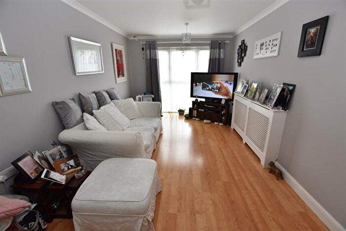 1 Bedroom Flat For Sale In Little Gypps Close, Canvey Island, SS8