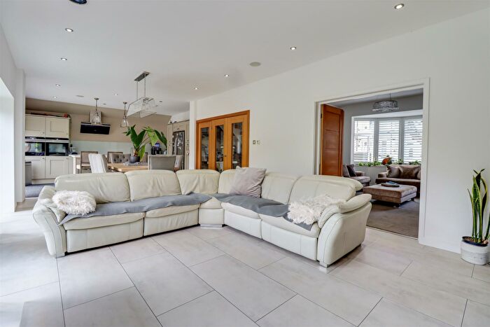 5 Bedroom Detached House For Sale In * Large Outbuilding With Shower Room * Dundonald Drive, Leigh-On-Sea, SS9