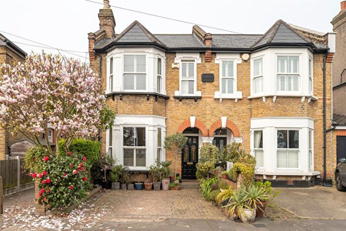 3 Bedroom House For Sale In Carnarvon Road, South Woodford, E18