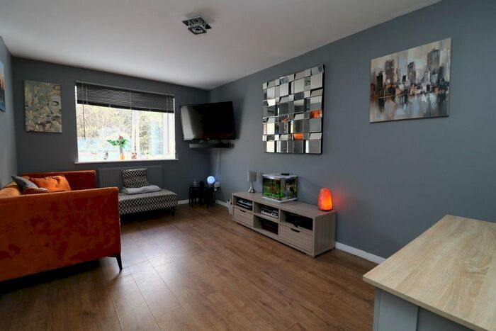 1 Bedroom Flat To Rent In Swans Hope, Loughton, IG10