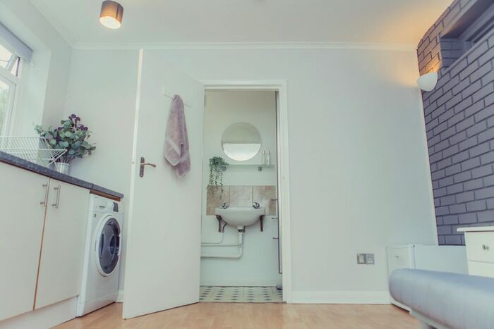 Studio To Rent In Dapdune Road, Guildford, GU1