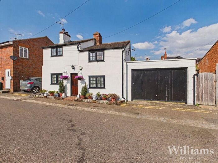3 Bedroom Detached House For Sale In Walton Green, Aylesbury, HP21