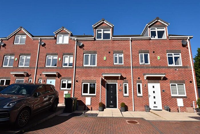 3 Bedroom Town House To Rent In Blackthorn Drive, Lindley, Huddersfield, HD3