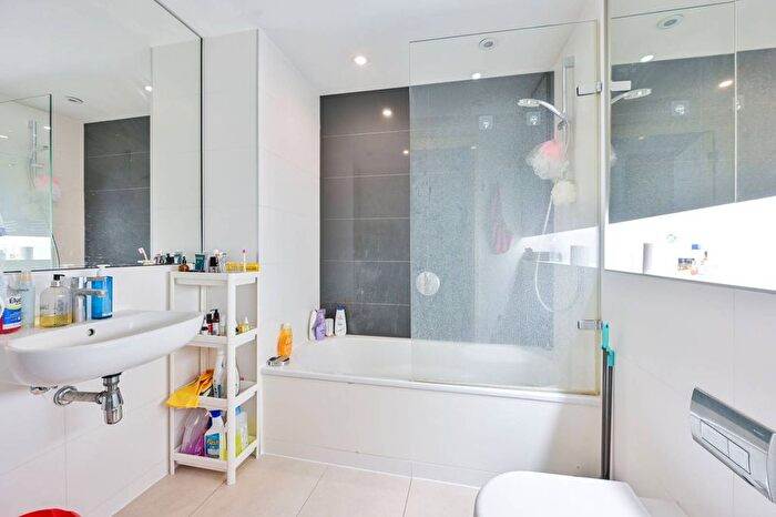 Studio To Rent In Walworth Road, Elephant And Castle, London, SE1