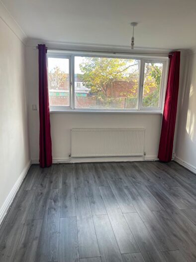 2 Bedroom Flat For Sale In Landseer Avenue, London, E12
