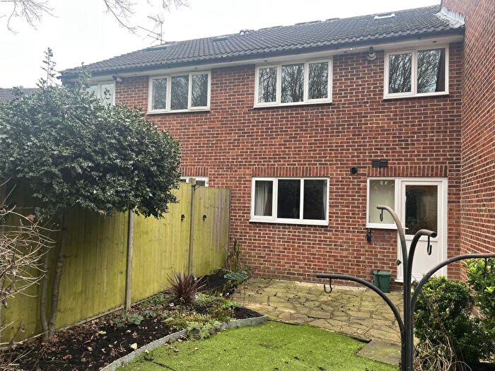 1 Bedroom Maisonette To Rent In Tudor Walk, Leatherhead, KT22