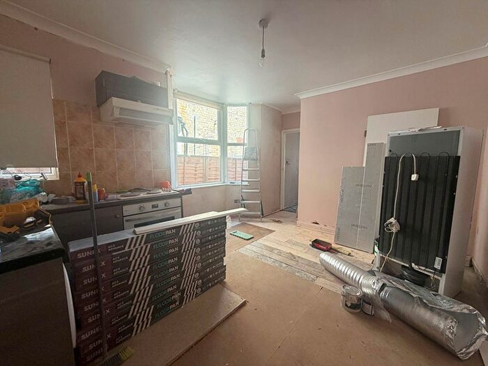 Studio To Rent In Frome Road, Turnpike Lane, N22