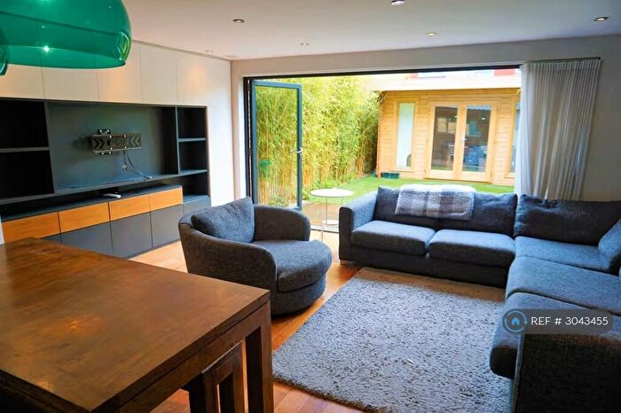 4 Bedroom Semi-Detached House To Rent In Bedford Hill, London, SW12