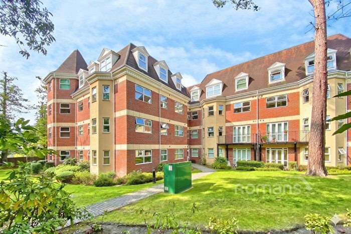 2 Bedroom Flat For Sale In Heathcote Road, Camberley, Surrey, GU15